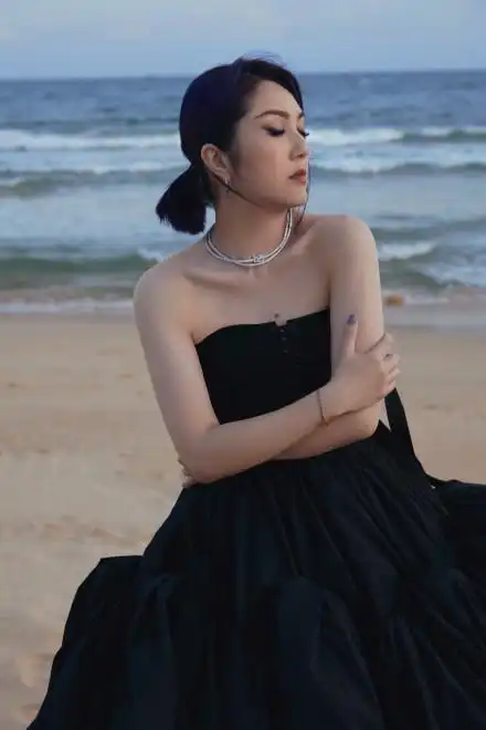 内地星闻杨千嬅 近日,杨千嬅亮相盛典,并拍摄一组美照.