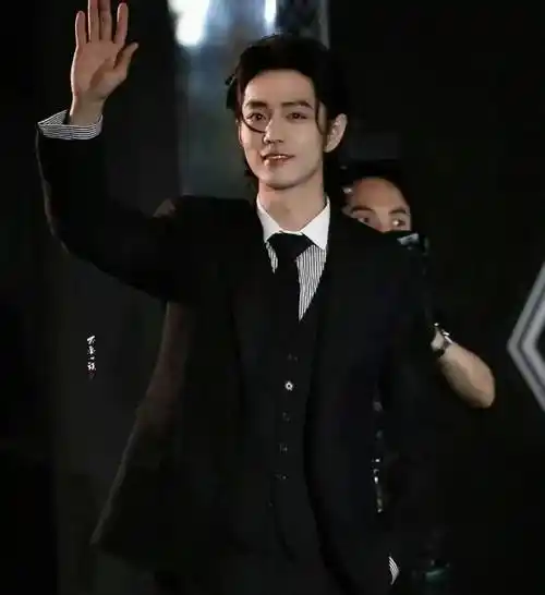 黑马王子肖战闪耀拉夫劳伦香氛盛典,走路带风步伐成为时尚圈焦点