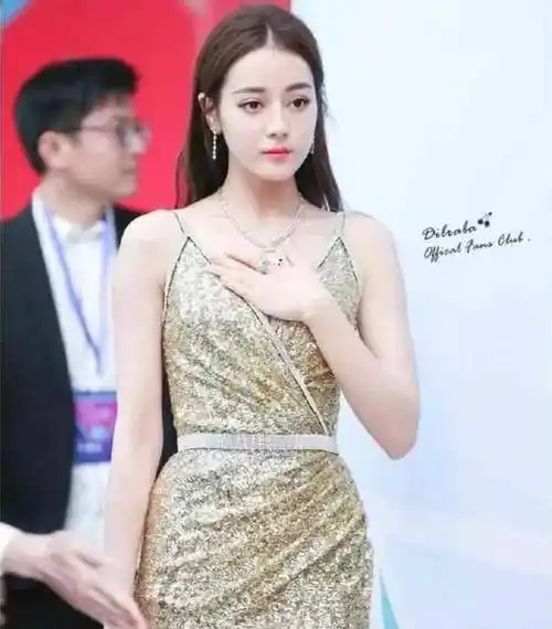 当时弹幕上网友刷的都是迪丽热巴的名字,虽说杨紫,杨幂,乔欣,关晓彤