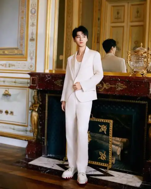 阿东 的想法: 王俊凯 72 继续巴黎时装周行程,cl代言人亮相巴黎大秀