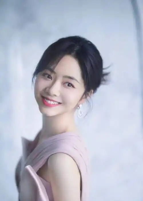 娃娃脸的谭松韵笑容真甜,笑起来给人如沐春风,网友:暖心治愈_观众