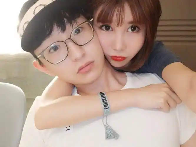 她是身价过亿直播女王,晒与男友合照甜蜜认爱,身高却被网友吐槽