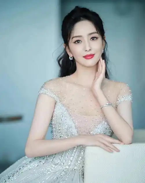 佟丽娅亮相海南国际电影节,一袭薄纱镶钻礼服,优雅又惊艳!