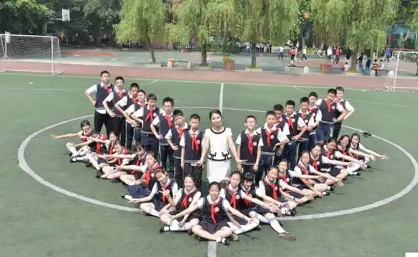 创意集体照怎么摆造型拍出来才好看呢