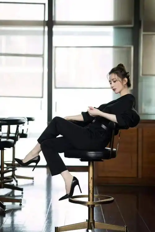 刘诗诗罕见挑战烟熏妆!