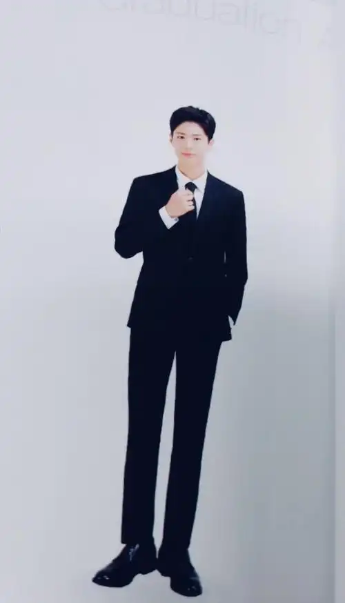 朴宝剑的毕业照也通过sns公开,戴着学士帽的模样吸引众人目光,全身