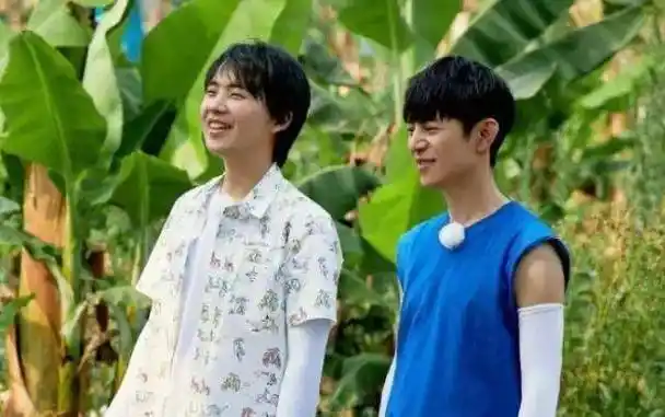 原创郭麒麟干活不小心将香蕉砸地上谁注意何炅的救场举动情商真高