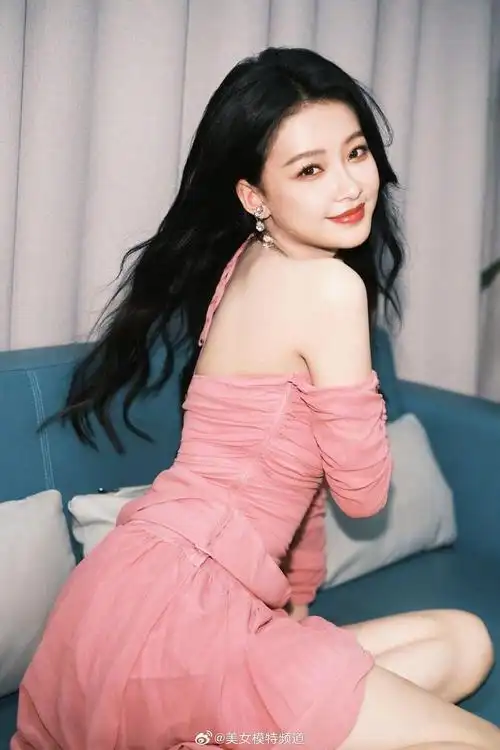 孙怡好甜好美一身淡粉色吊带裙