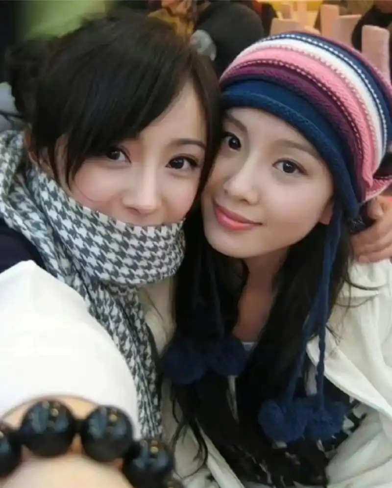 杨幂刘诗诗早期合照 大美女真的会是好朋友