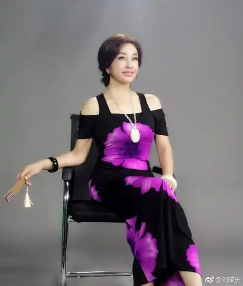 刘晓庆近照耳朵抢镜 或是做拉皮儿留下的后遗症-第2页