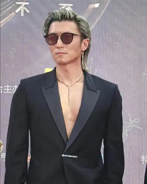 亚洲男神谢霆锋再次以大胆造型登上红毯,引发网友热议.