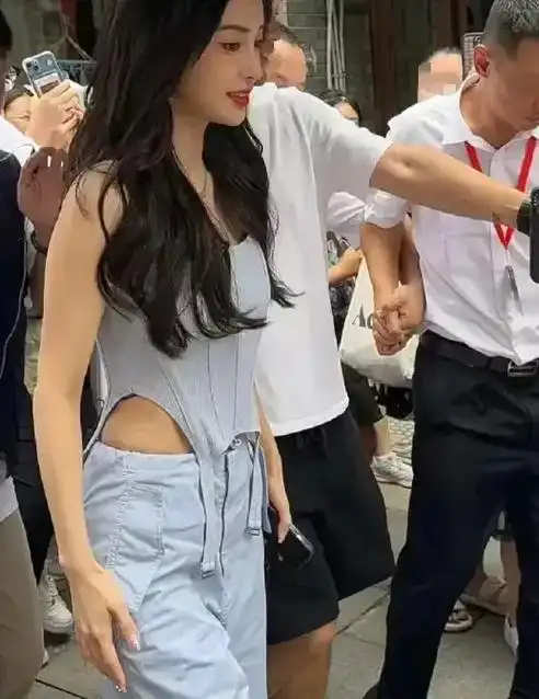 耍大牌?王俊凯女助理机场发飙,连一旁的路人都看不下去了