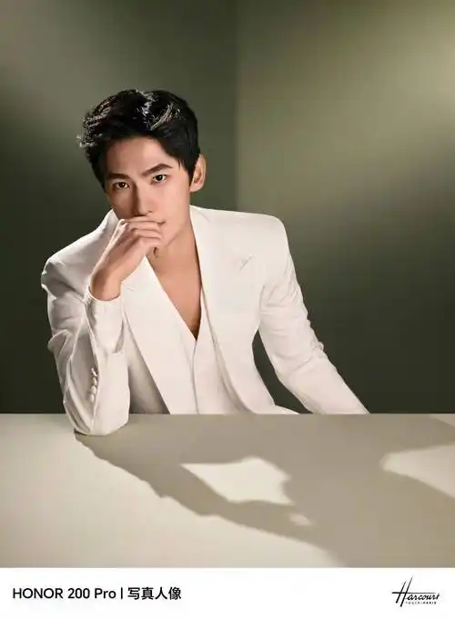 从预热照片来看,荣耀200系列具备很强的人像拍摄实力,照片中的杨洋