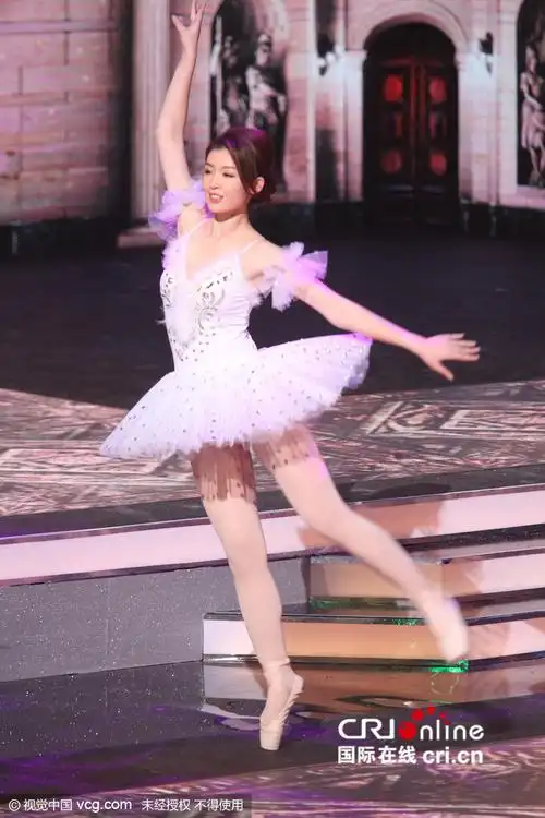 中华小姐佳丽穿短裙倒立劈叉搏命演出