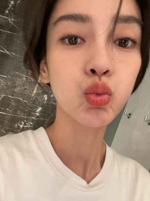 baby晒自拍状态超好嘟嘴歪头甜度满分