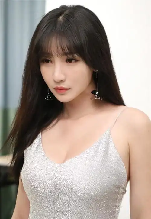 柳岩也是不老女神穿吊带裙优雅性感43岁也有少女身材