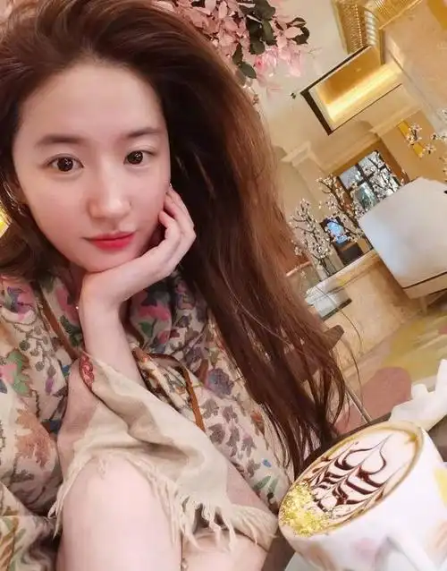 近日,刘亦菲在社交媒体上晒出了一组日落时分的美丽照片.