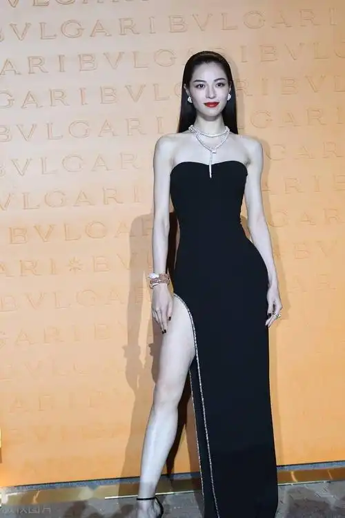 钟楚曦亮相,出席活动 这次太美了气场十足