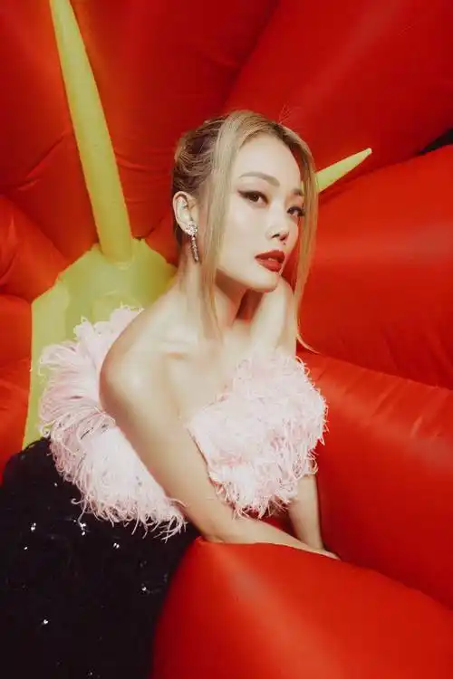 容祖儿微博之夜获"年度热度歌手" 演唱《飞云之下》见证盛典闪耀时刻