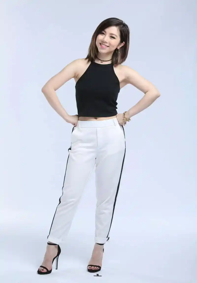 一张娃娃脸配上娇小玲珑的身材,邓紫棋很是可爱呢.