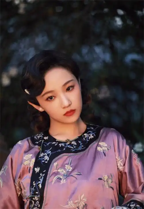 欢娱影视演员吴佳怡古风妆造写真化身忧郁温柔民国千金