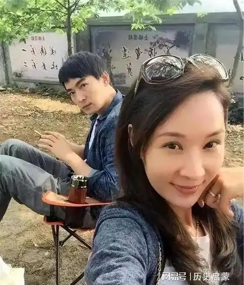 焦恩俊无戏可拍频接露天商演满脸沧桑嘴乌黑卖力演唱无人喝彩