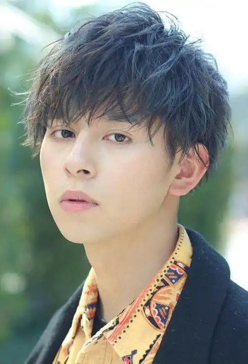 大宽脸男生剪短碎发造型图 额头高男生短头发大全