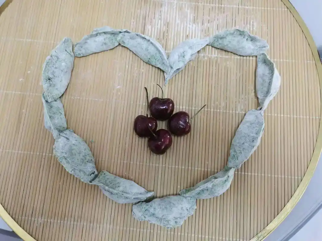 师生"包花式饺子"比赛(12)任老师包的蔬菜饺子,还摆成心形 - 抖音