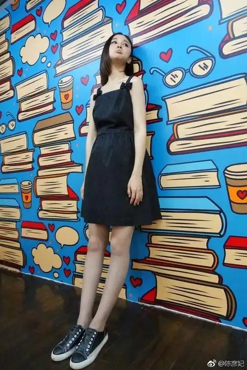 33岁陈彦妃晒宝宝小手正式升级为辣妈!