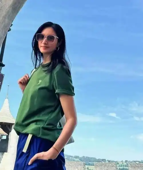 朱亚文的妻子沈佳妮最近在瑞士被拍到了一张与众不同的照片,她头发花