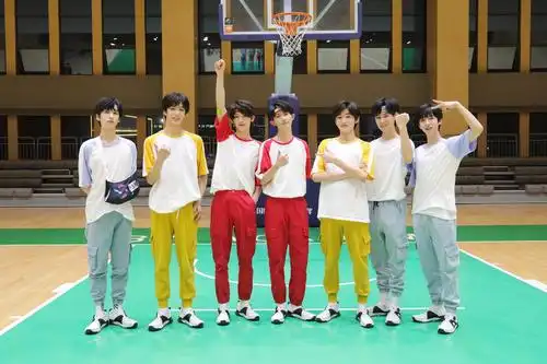 时代少年团今日份合照来啦!孩子们也太阳光帅气了吧