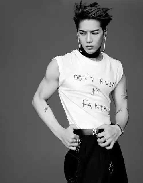 王嘉尔的造型帅气又显男人味,身材实力抢镜,这不愧是运动员出身