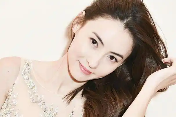 张柏芝于1980年5月24日出生在香港,其父张仁勇是上海人,其母则是中英