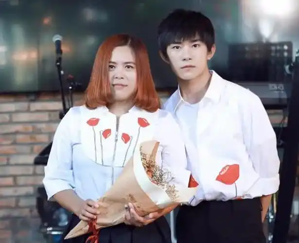 易烊千玺发小阿深微博易烊千玺和阿深儿时合照