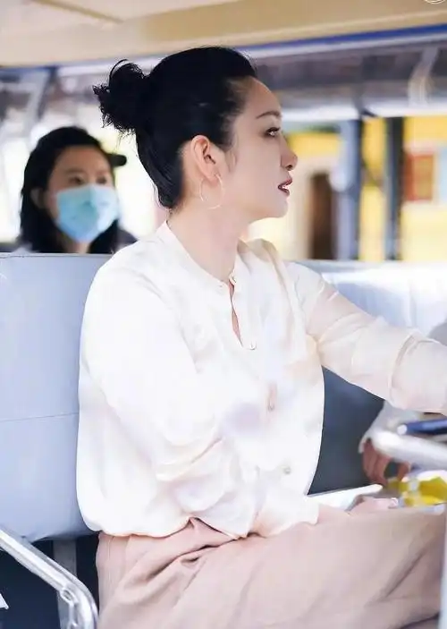 秦海璐中年穿搭太有心机了白衬衣褶皱裤遮肉又时髦值得借鉴