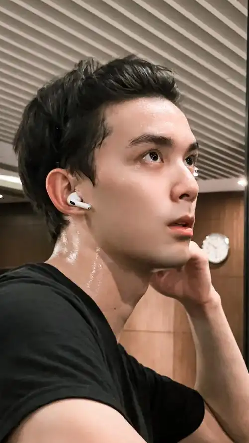 吴磊健身侧颜照