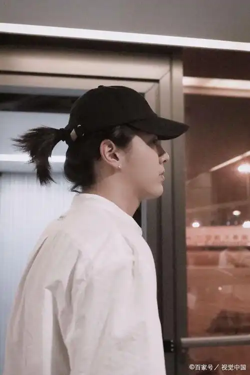 吴亦凡现身上海虹桥机场,扎"小揪揪"戴帽凹造型酷劲十足!