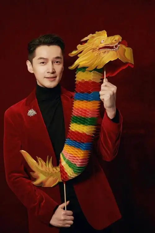 胡歌春晚造型,红丝绒西装一哥依旧帅气