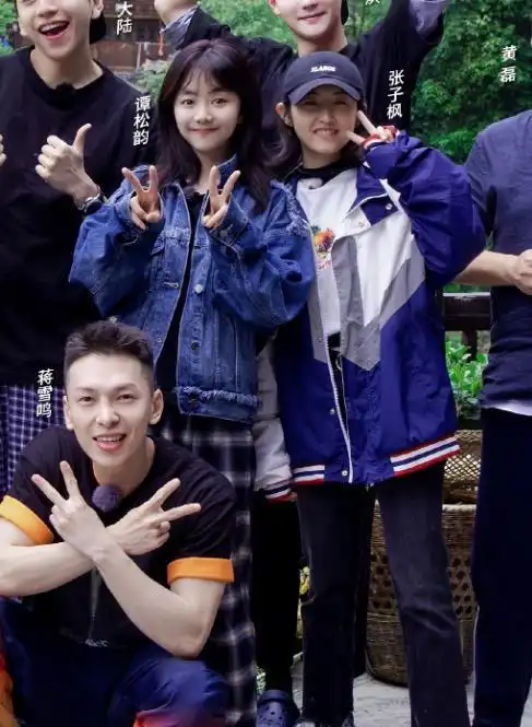 谭松韵不愧是童颜与小12岁张子枫同框像同龄人少女感绝了