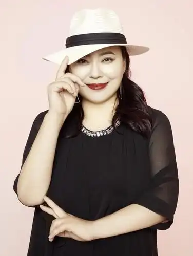 李菁菁近照曝光与小21岁老公脸贴脸秀恩爱二人同框似母子抢镜