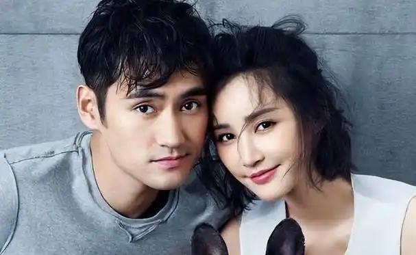 张歆艺庆祝42岁生日,儿子四坨依偎在妈妈怀里,袁弘笑的一脸幸福