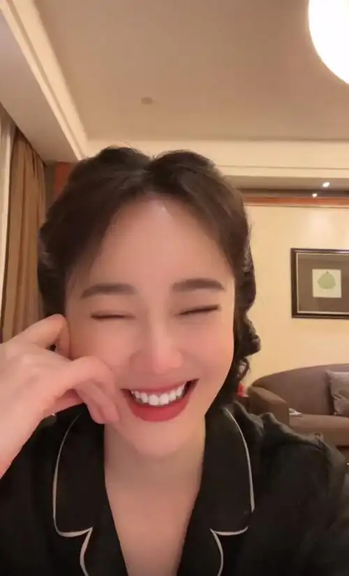 皮肤超好露一口白牙,被吐槽面部变样|左小青|白牙_新浪新闻