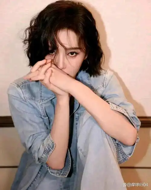 秦岚引领时尚潮流,大胆尝试短发羊毛卷,展现个性魅力