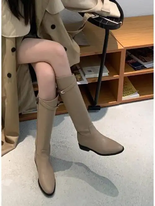 一双简约gao级的长靴开启秋季的时尚穿搭