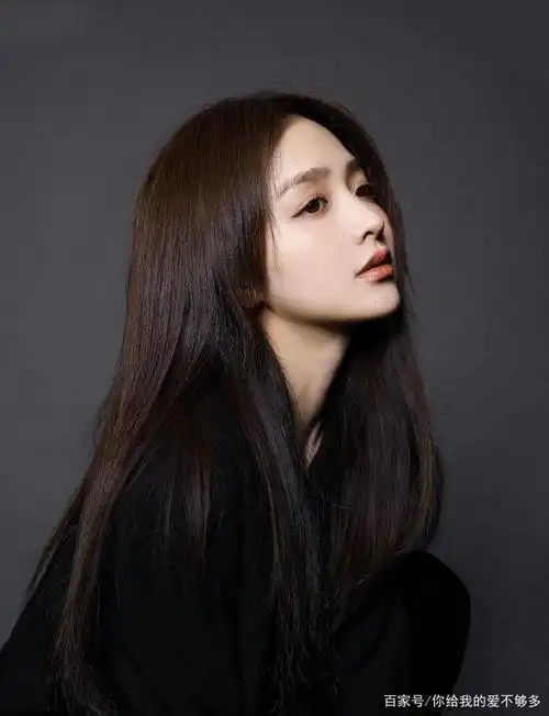 侧脸绝美的气质女神