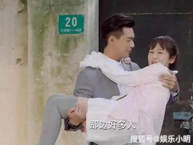 公主抱,摸头挡太阳,李现经典动作:他叮咚杨紫的时候还要曲腿?