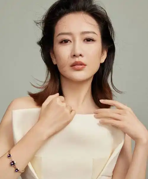 王鸥穿着一袭奇怪的白色连衣裙,将她雪白的肌肤衬托得更加细腻光滑.