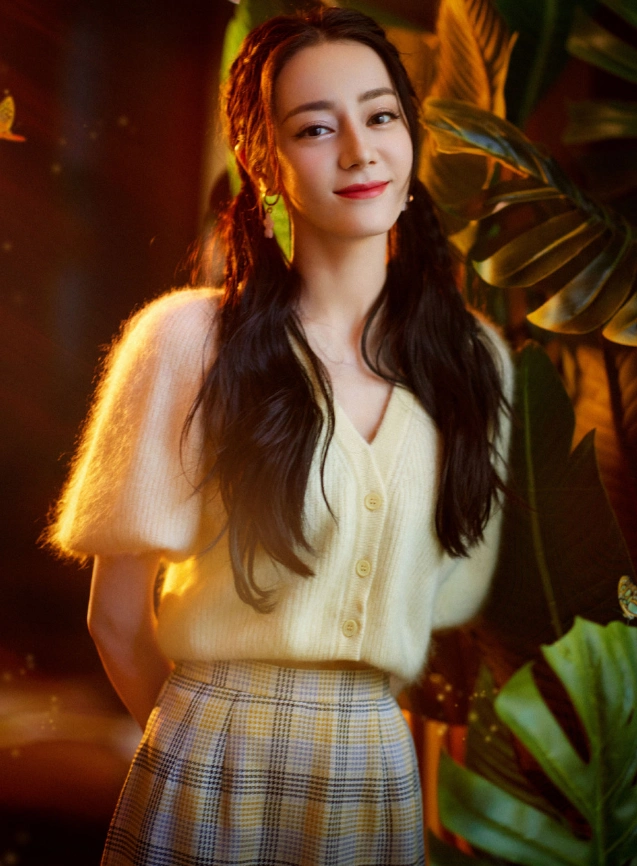 其选择的毛毛设计还让迪丽热巴整个人的形象显得超级梦幻且灵动,"空气