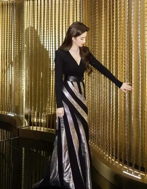 刘亦菲一袭黑色深v束腰长裙优雅气质性感迷人