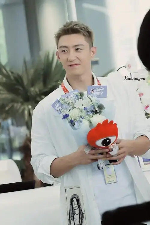 黄景瑜白衬衣新浪爱奇艺扫楼照